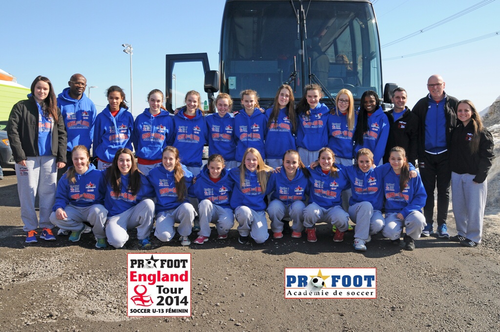 Les membres de l'equipe England Tour 2014 soccer U-13 feminin au moment de leur embarquement le jour de leur grand départ